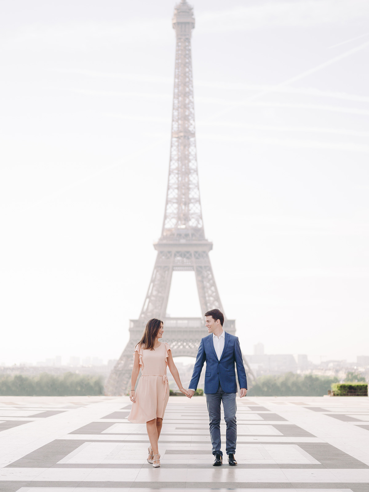 deux mariés marchent sur la place du trocadero